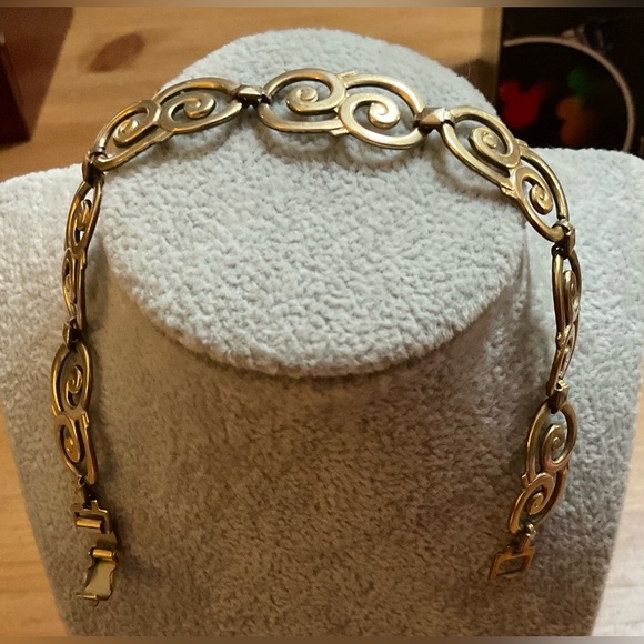 We Richard: Symmetrical scroll about/approximately 7” inches gold tone.bracelet - Picture 2 of 6